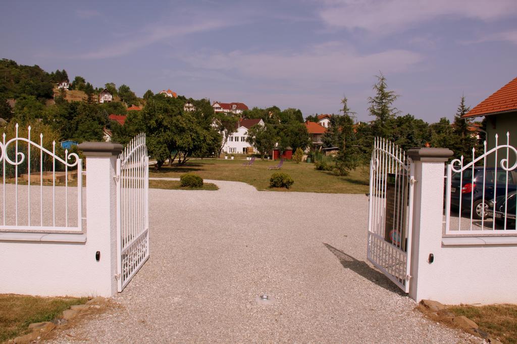 阿斯托利亚别墅住宿加早餐旅馆 Balatongyörök 外观 照片