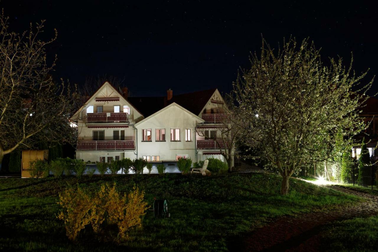 阿斯托利亚别墅住宿加早餐旅馆 Balatongyörök 外观 照片
